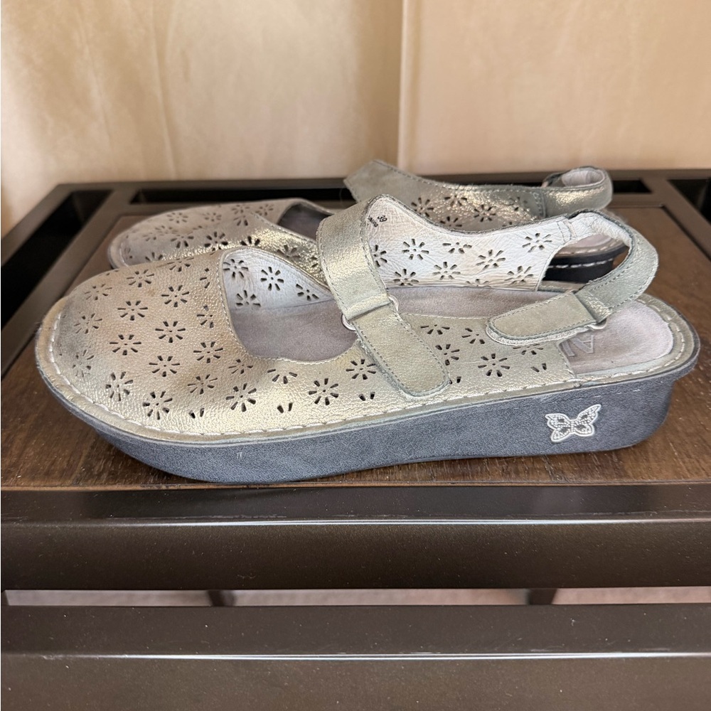 Alegria Silver Women’s Sandals with Floral Design EU size 39 = US size 8.5 - Picture 6 of 13